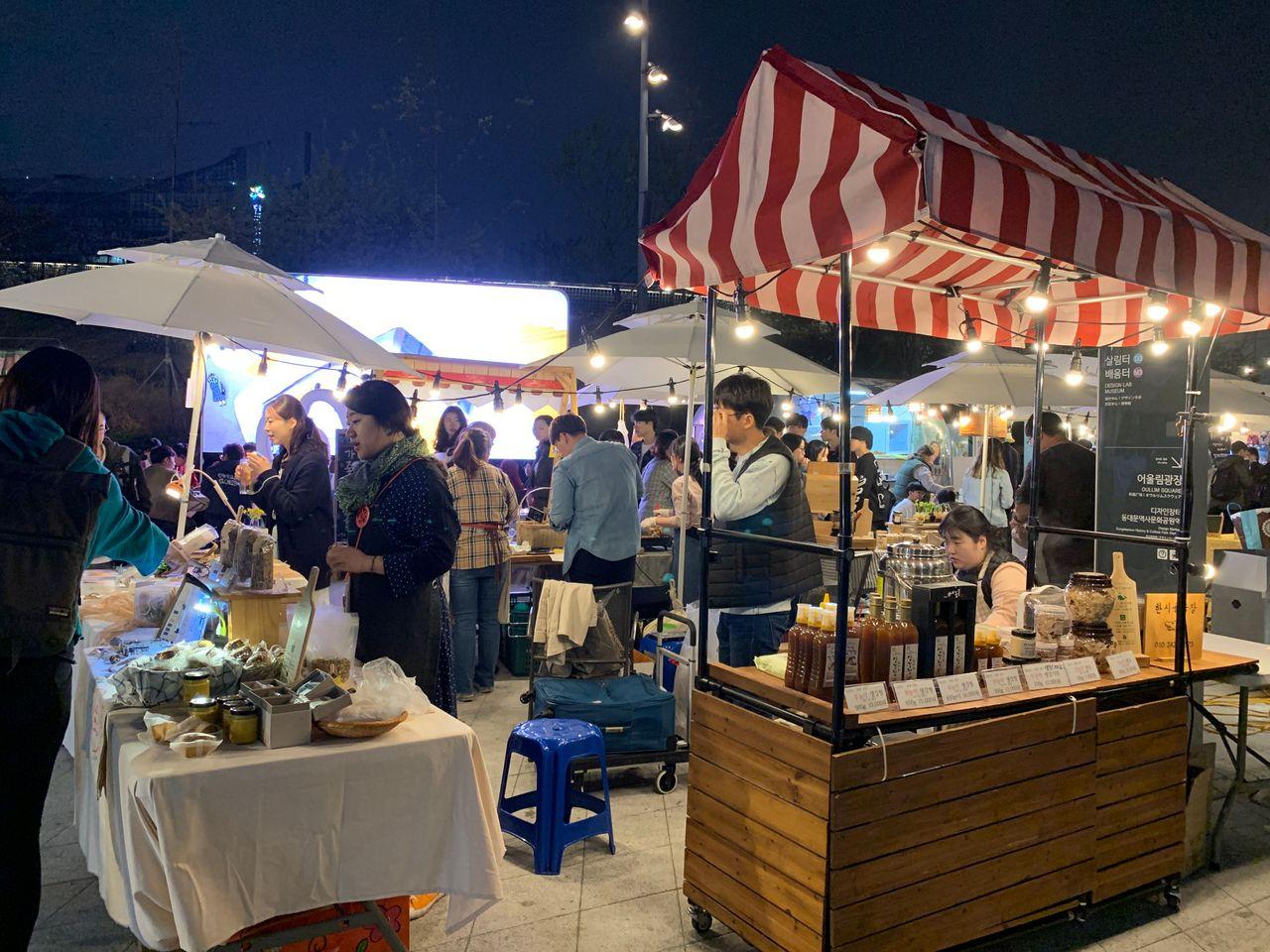 2025 Dongdaemun Night Market Visit! - Enjoy all the attractions from lively DDP night market!